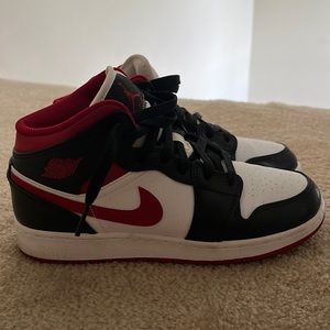 AIR JORDAN 1 MID GS 'BLACK GYM RED'